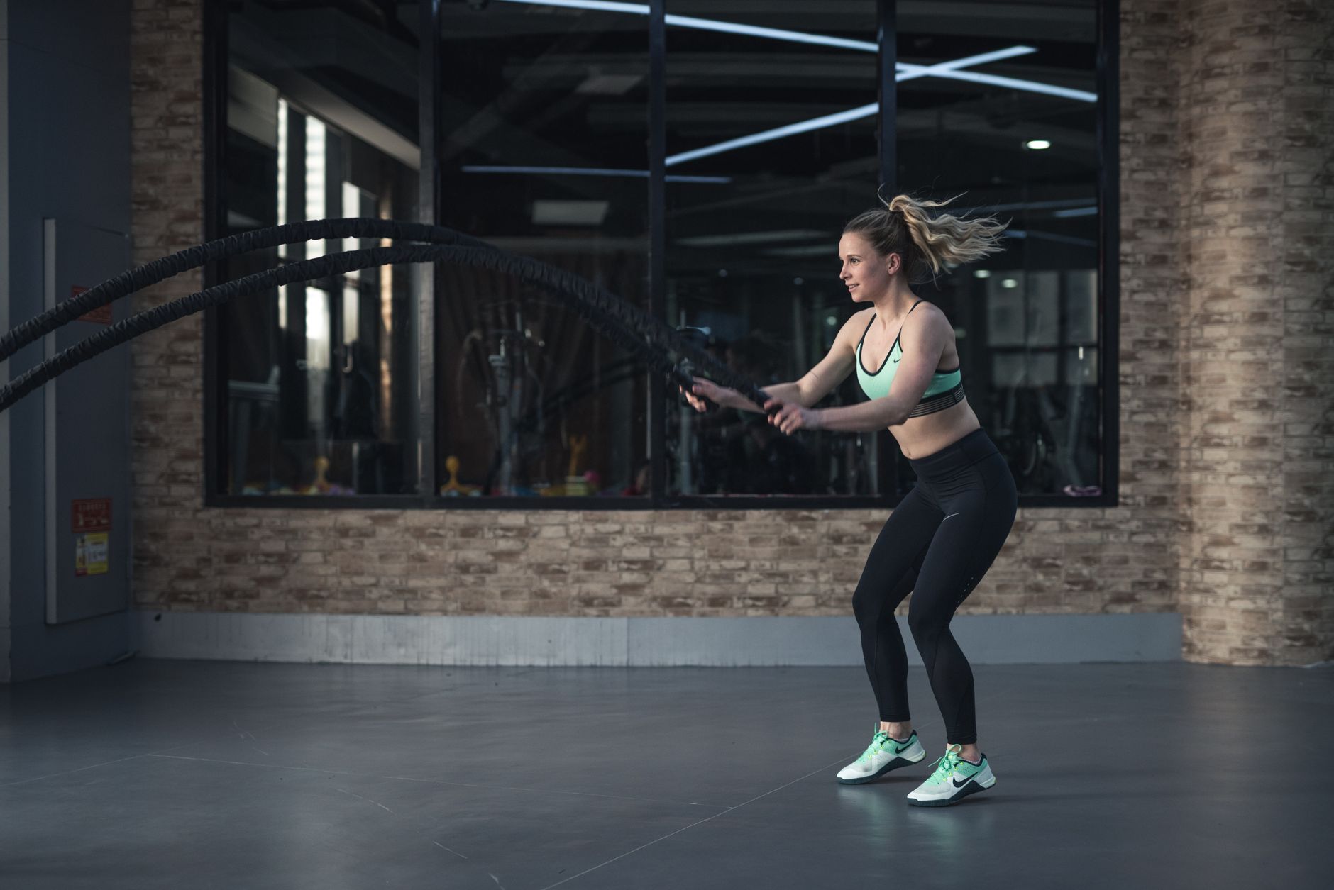 סוגי אימונים שונים לנשים — קרדיו, כוח ו-HIIT