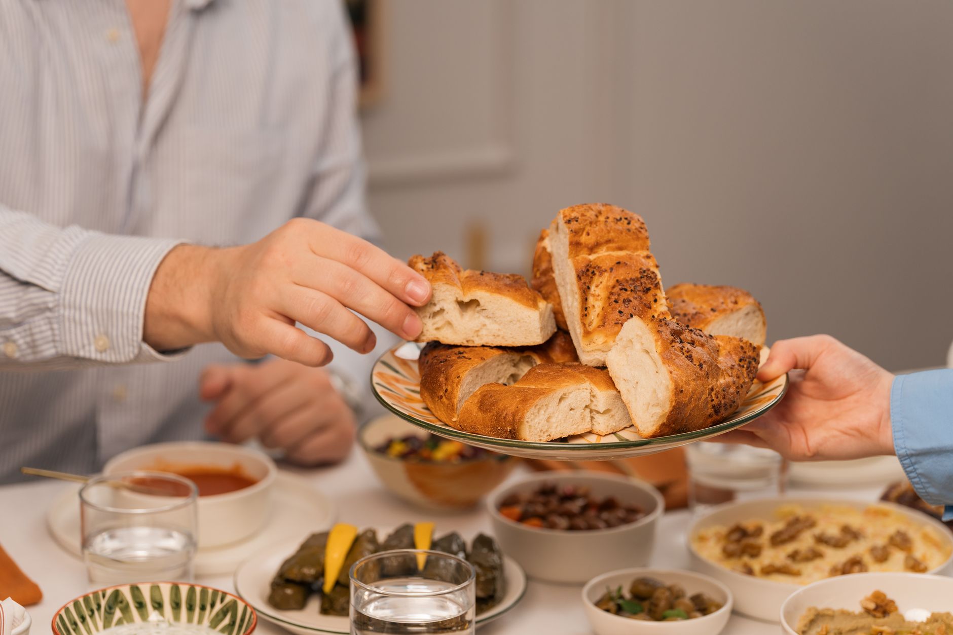 לחם טחינה דיאטטי בריא פרוס על קרש